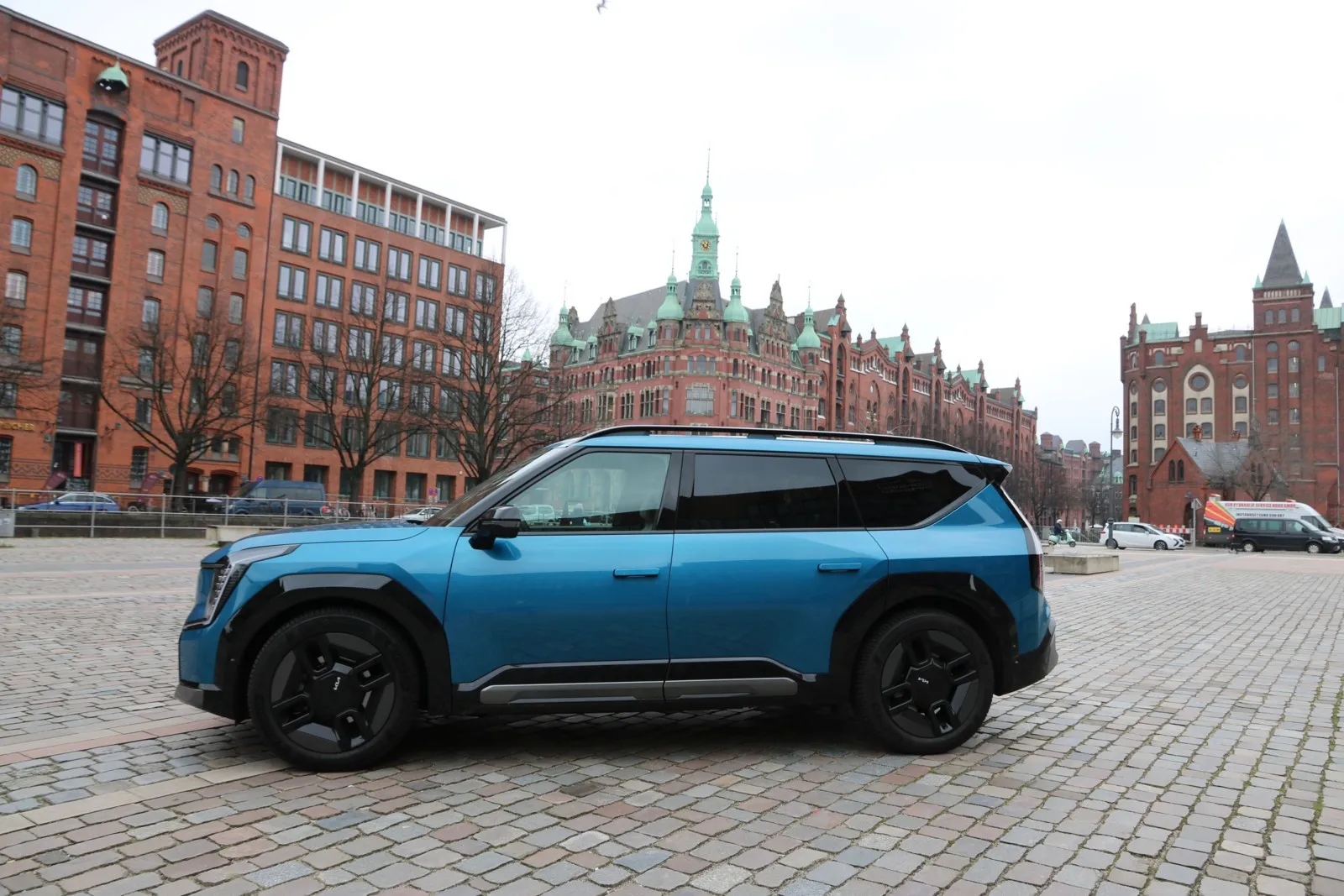 Das wuchtige Design, über fünf Meter Länge und  knapp zwei Meter Breite machen die Fahrt in der Großstadt eher unangenehm.