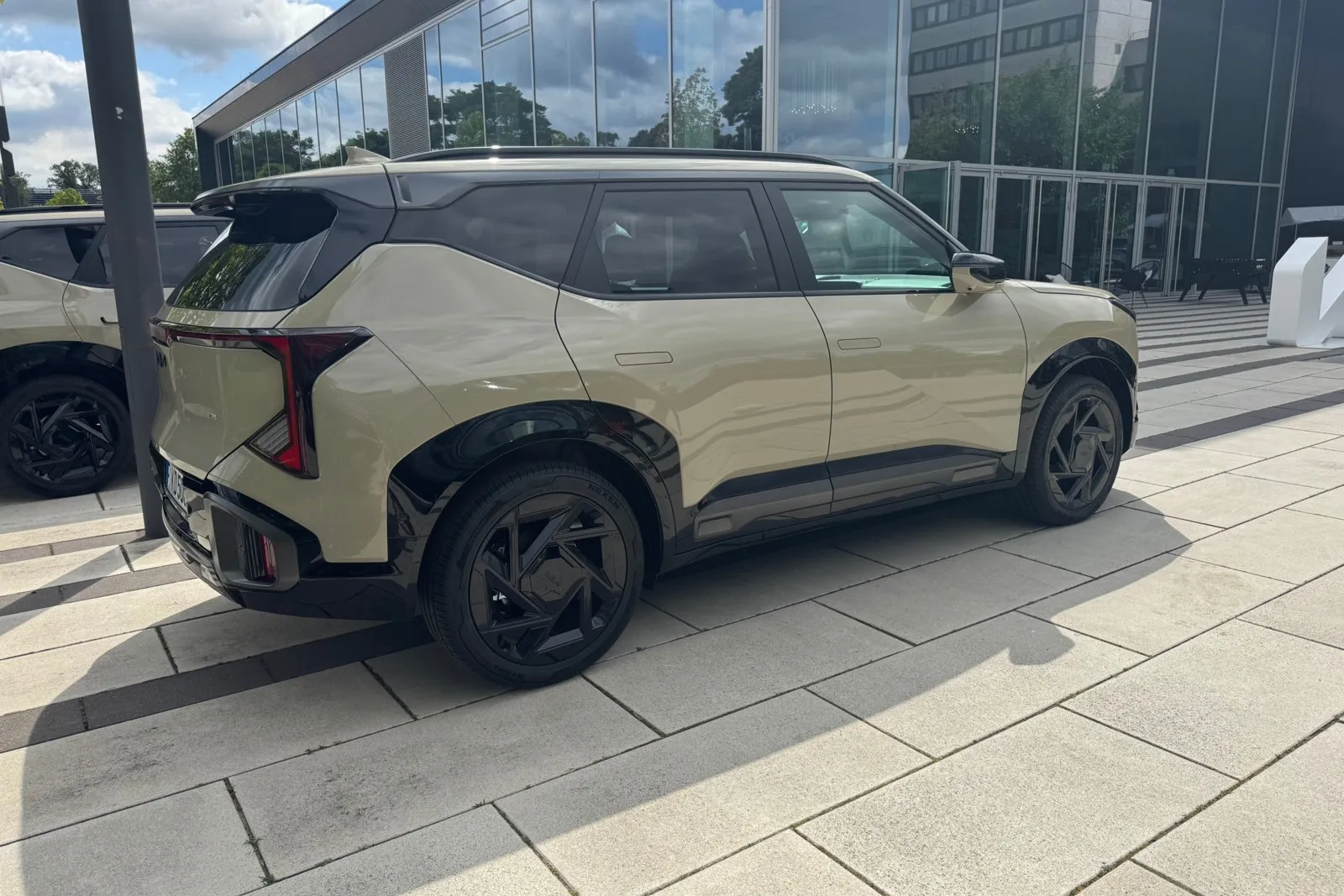 In der Seitenansicht hinterlässt der Kia Seltos einen robusten Eindruck.