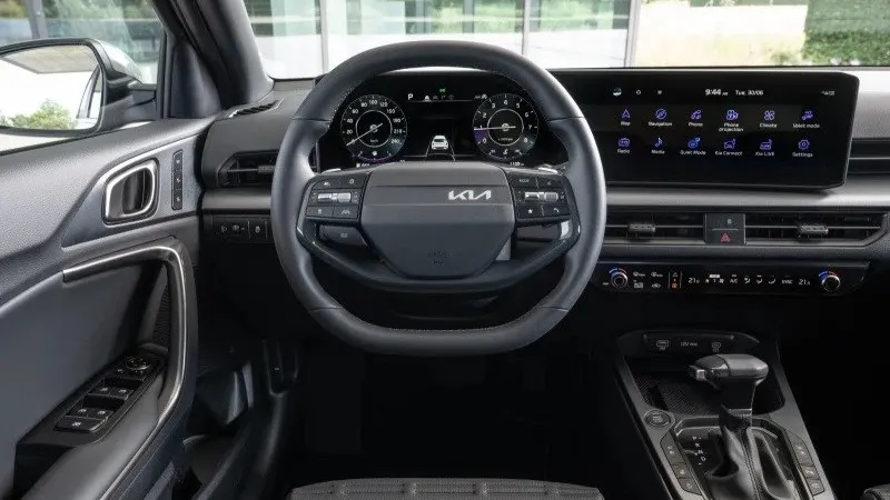 Das Cockpit des Kia XCeed ist jetzt mit einem Panoramadisplay ausgestattet.