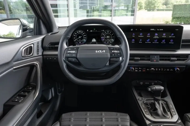 Das Cockpit des Kia XCeed ist jetzt mit einem Panoramadisplay ausgestattet.