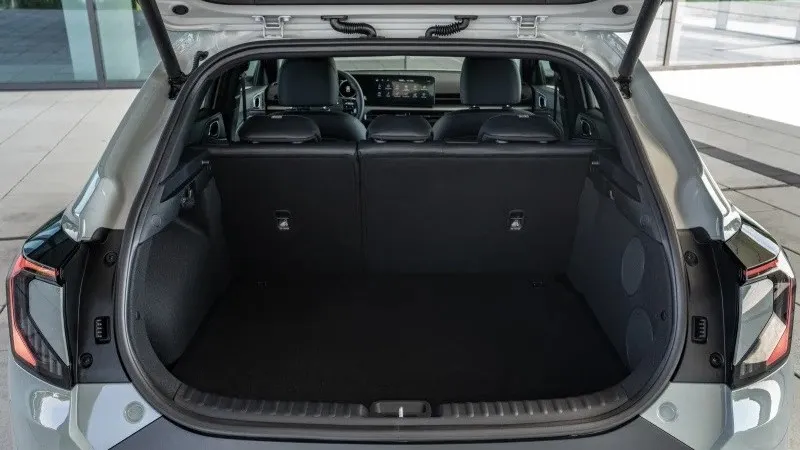 380 Liter fasst der Kofferraum des Kia XCeed in der Mildhybrid-Version. Bei vorgeklappten hinteren Lehnen wächst das Volumen auf bis zu 1.332 Liter.