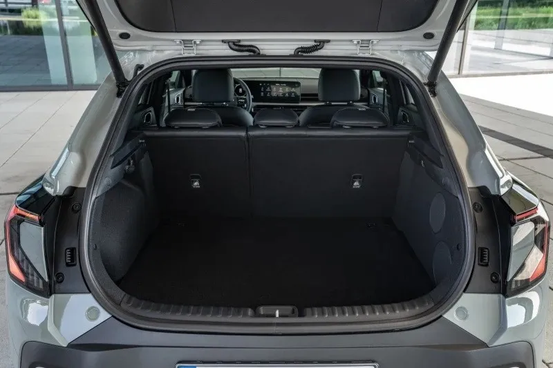 380 Liter fasst der Kofferraum des Kia XCeed in der Mildhybrid-Version. Bei vorgeklappten hinteren Lehnen wächst das Volumen auf bis zu 1.332 Liter.