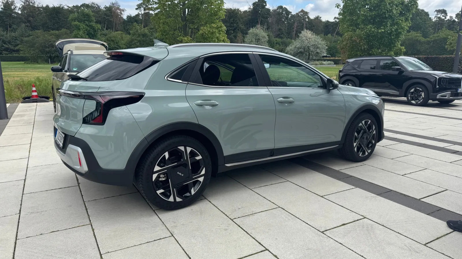 Mit dem leicht nach hinten abfallenden Dach wirkt der Kia XCeed sportlich.
