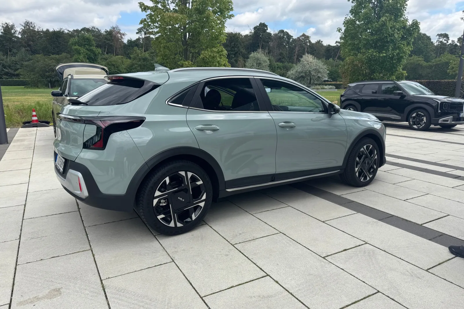 Mit dem leicht nach hinten abfallenden Dach wirkt der Kia XCeed sportlich.