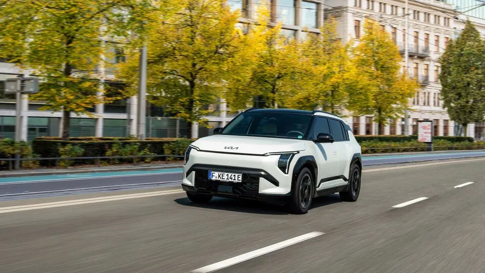 Mit dem Mitte November startenden EV3 erleichtert Kia die Parkplatzsuche.