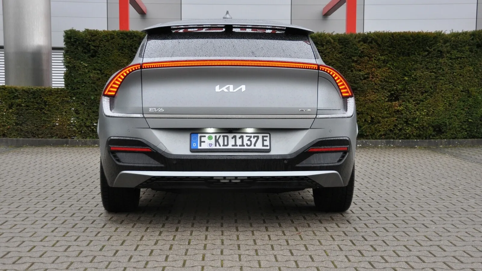 Kia EV6: Am auffälligsten ist das Heck mit seinem flügelartigen Dachspoiler, an dessen beiden Autoseiten bei Dunkelheit eine Lichtquelle die Seiten illuminiert und die einzigartige Rücklichteinheit.