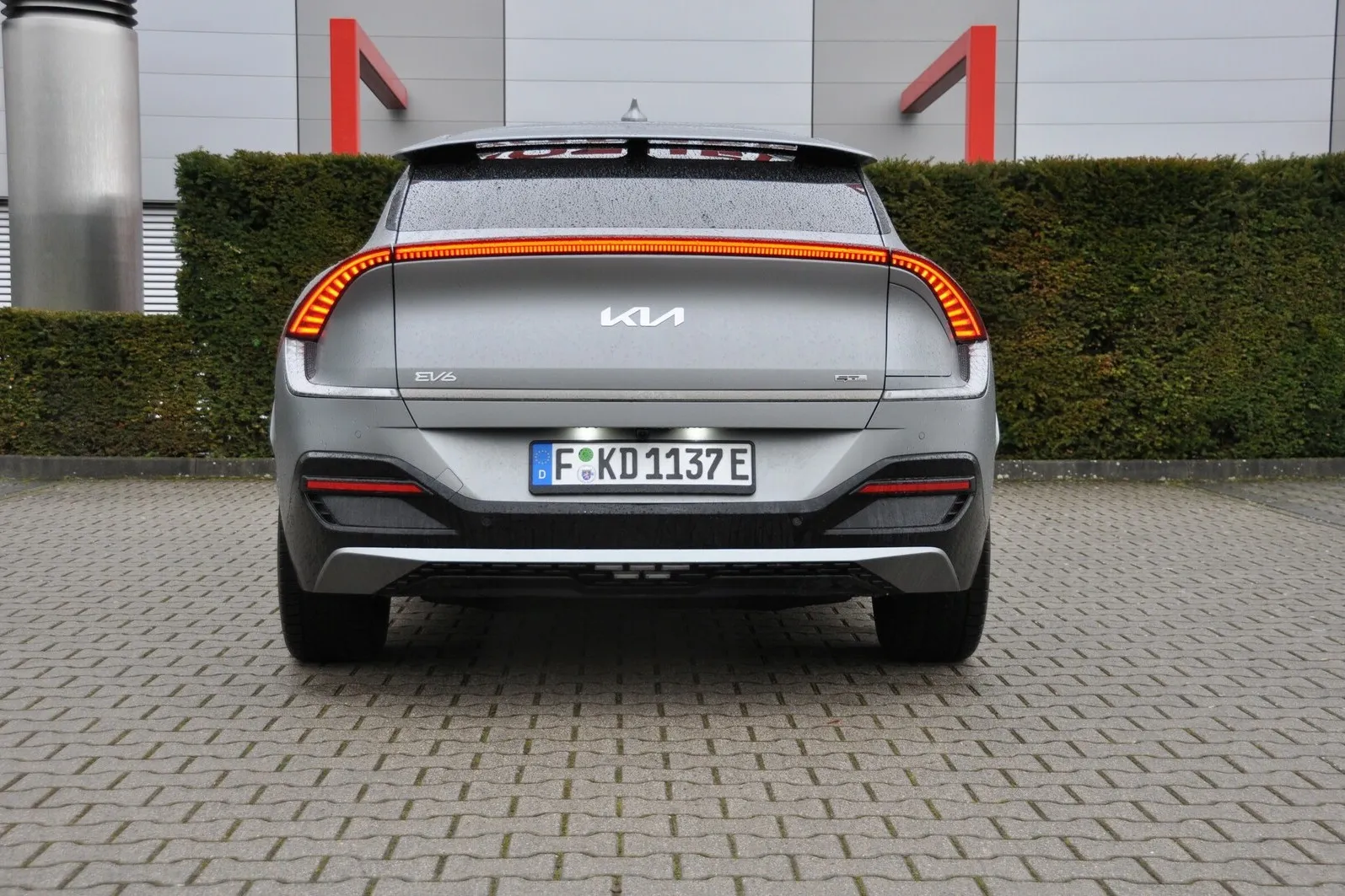 Kia EV6: Am auffälligsten ist das Heck mit seinem flügelartigen Dachspoiler, an dessen beiden Autoseiten bei Dunkelheit eine Lichtquelle die Seiten illuminiert und die einzigartige Rücklichteinheit.
