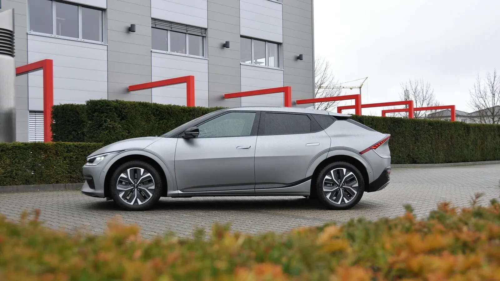 Kia EV6: Für das Auge haben die Kia Designer einige Hingucker entwickelt. An der Fahrzeugfront wurde das Kia-typische „Tigergesicht“ weiterentwickelt. Eine sogenannte Charakterlinie, die das Profil optisch verlängert, läuft unten an den Türen entlang und schwenkt dann nach oben zu den hinteren Radläufen.