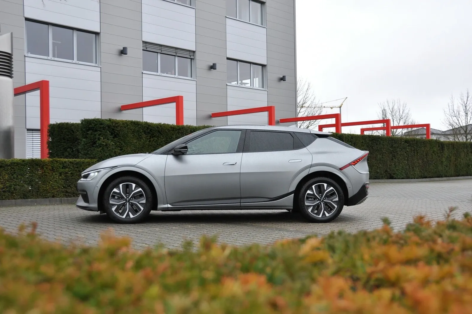 Kia EV6: Für das Auge haben die Kia Designer einige Hingucker entwickelt. An der Fahrzeugfront wurde das Kia-typische „Tigergesicht“ weiterentwickelt. Eine sogenannte Charakterlinie, die das Profil optisch verlängert, läuft unten an den Türen entlang und schwenkt dann nach oben zu den hinteren Radläufen.