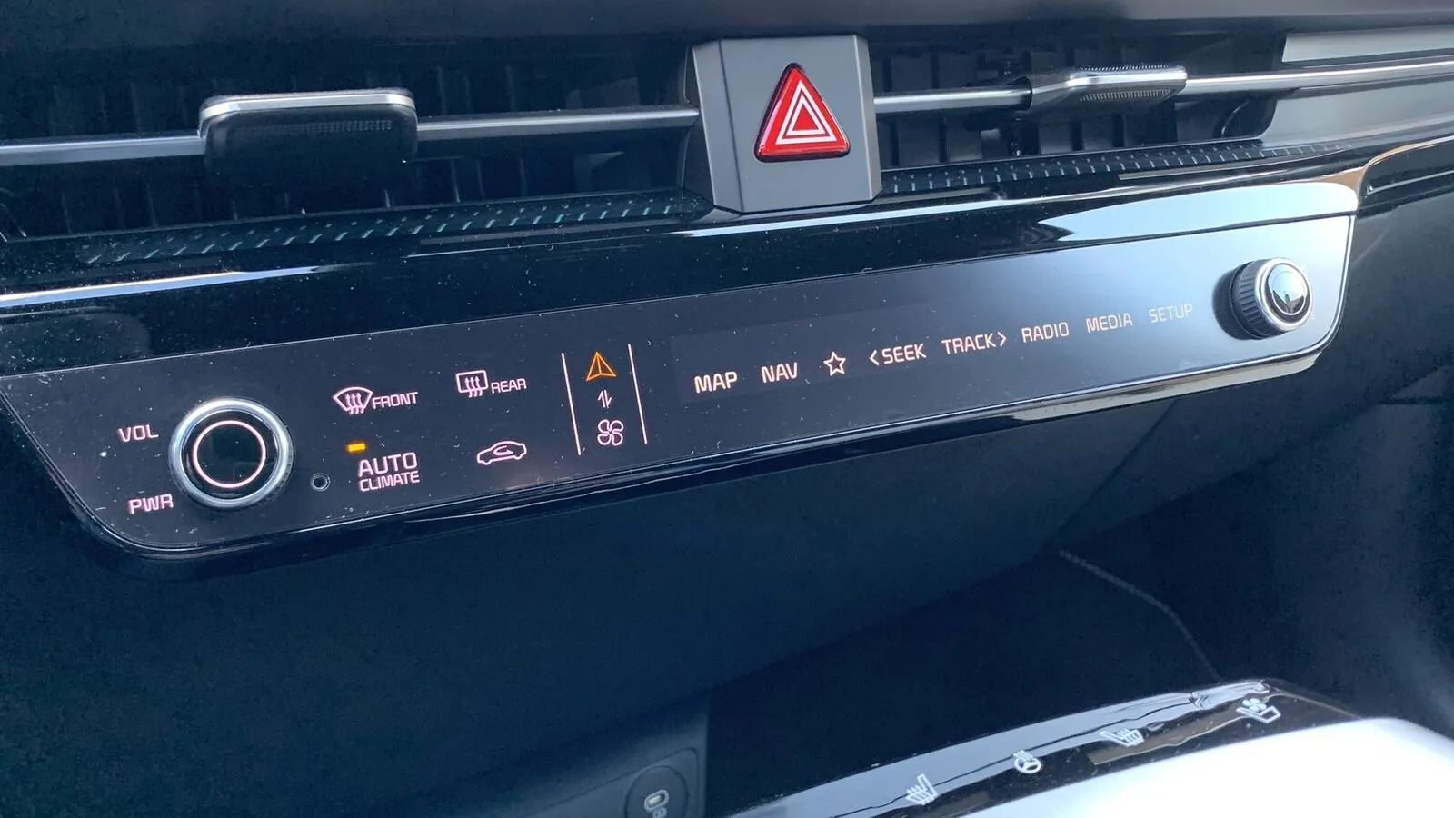 Kia EV6: Die Funktionen, die mit den Tasten, Drehstellern und virtuellen Tasten aufgerufen werden können, sind eindeutig. Besonders gut gefiel die klar gezeichnete mittige Bedienkonsole, die per Tastendruck entweder die Steuerung für die Klimaanlage oder das Infotainmentsystem anzeigt.