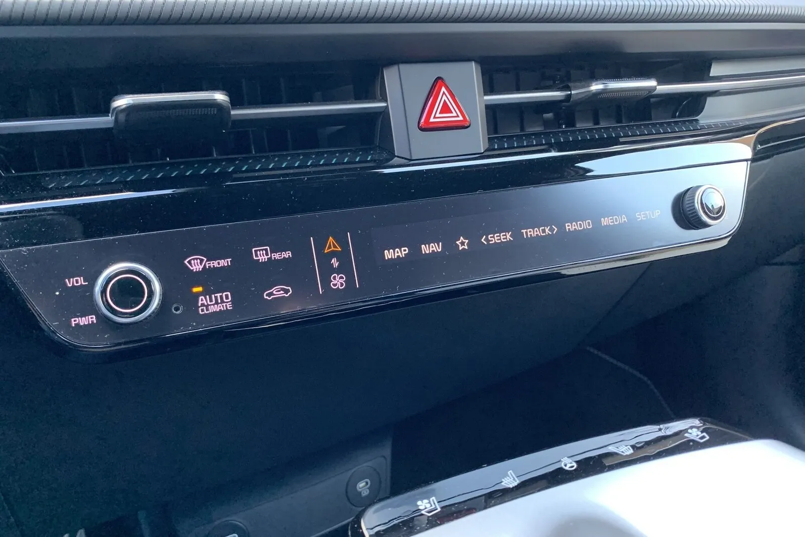 Kia EV6: Die Funktionen, die mit den Tasten, Drehstellern und virtuellen Tasten aufgerufen werden können, sind eindeutig. Besonders gut gefiel die klar gezeichnete mittige Bedienkonsole, die per Tastendruck entweder die Steuerung für die Klimaanlage oder das Infotainmentsystem anzeigt.