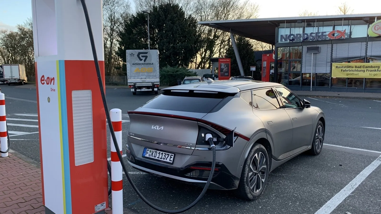 Der Kia EV 6 lässt sich ohne zusätzliche Komponenten oder Adapter an 800- und 400-Volt-Ladestationen anschließen. Um den Stromspeicher von zehn auf 80 Prozent aufzuladen, brauchte der Kia in unserem Test rund 25 Minuten.