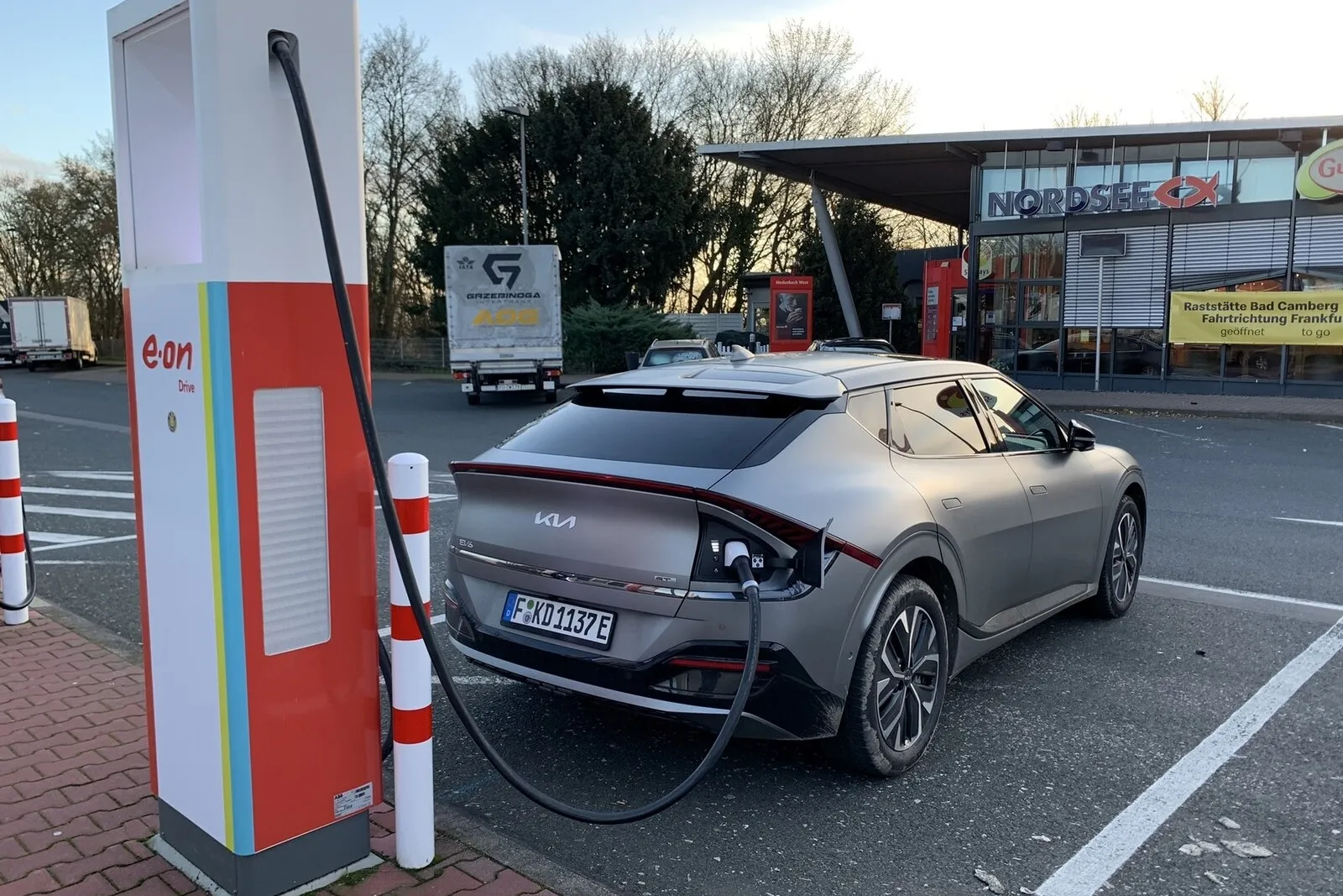 Der Kia EV 6 lässt sich ohne zusätzliche Komponenten oder Adapter an 800- und 400-Volt-Ladestationen anschließen. Um den Stromspeicher von zehn auf 80 Prozent aufzuladen, brauchte der Kia in unserem Test rund 25 Minuten.