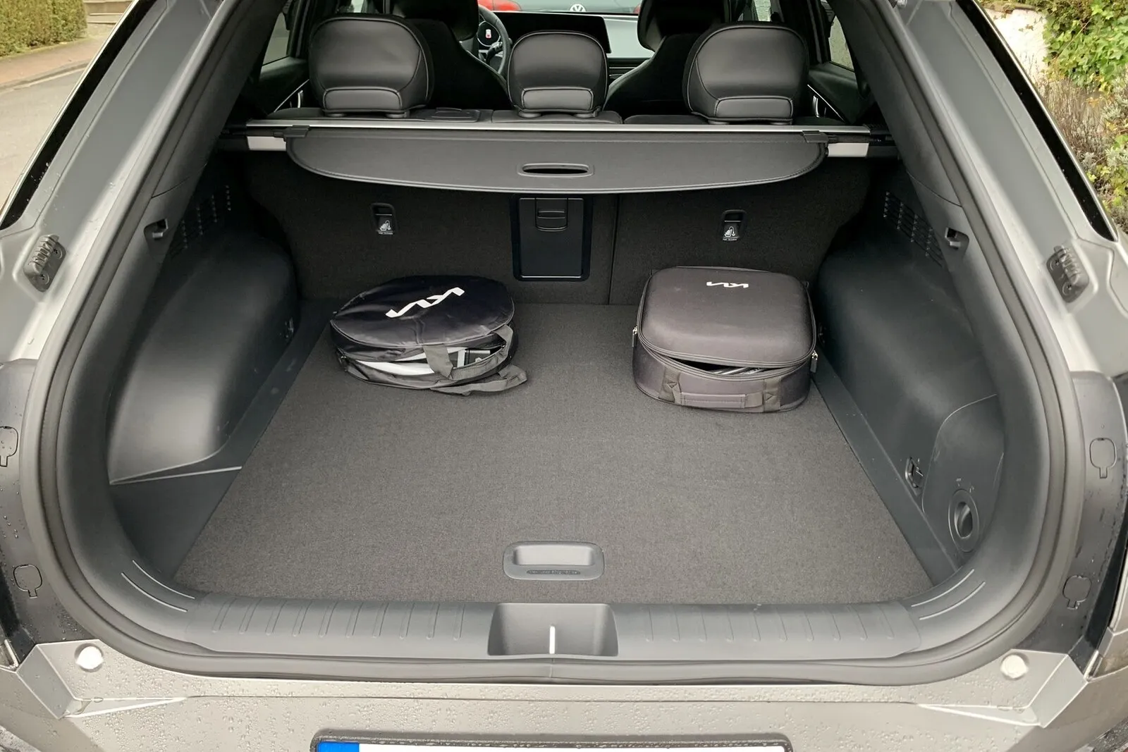 Kia EV6: Der kompakte Kofferraum mit stabilen Zurr-Ösen fasst gute 490 bis 1.300 Liter