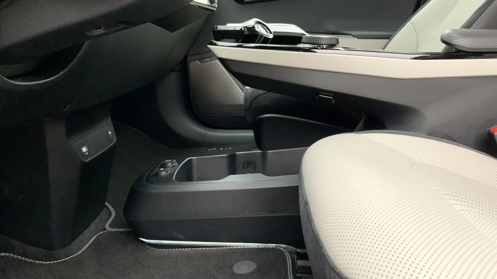 Kia EV6: Die gefühlte Luftigkeit wird optisch auch durch die „schwebende“ Mittelkonsole unterstützt.