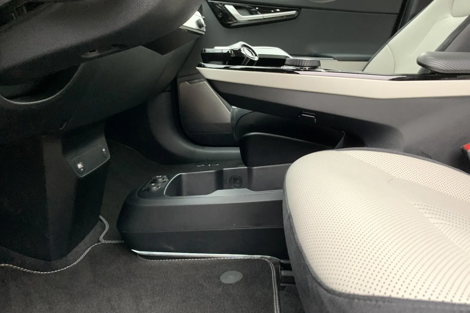 Kia EV6: Die gefühlte Luftigkeit wird optisch auch durch die „schwebende“ Mittelkonsole unterstützt.