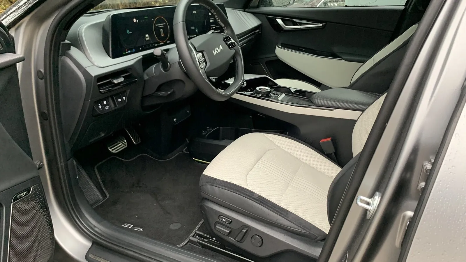 Trotz seiner kompakten äußeren Dimensionen verfügt der EV6 aufgrund seines Radstands von 2,90 Metern über ein ähnliches Raumangebot wie ein Mittelkasse-SUV. Der Innenraum bietet also reichlich Platz, auch für größere Menschen und Gepäck.