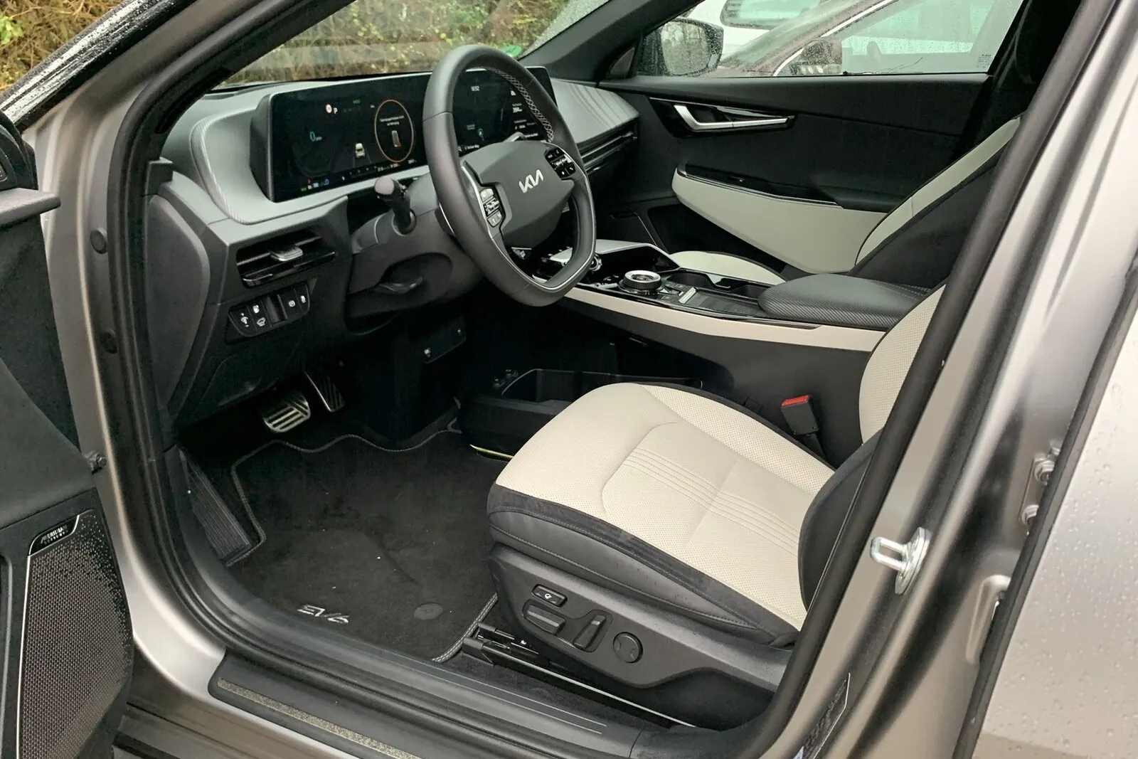 Trotz seiner kompakten äußeren Dimensionen verfügt der EV6 aufgrund seines Radstands von 2,90 Metern über ein ähnliches Raumangebot wie ein Mittelkasse-SUV. Der Innenraum bietet also reichlich Platz, auch für größere Menschen und Gepäck.