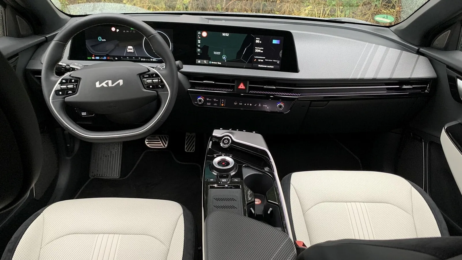Kia EV6: Eines der auffälligsten Elemente im Innenraum ist ein gewölbtes Panoramadisplay, das den Touchscreen des Navigationssystems und als zweiten Bildschirm das volldigitale Kombiinstrument beinhaltet (beides serienmäßig).