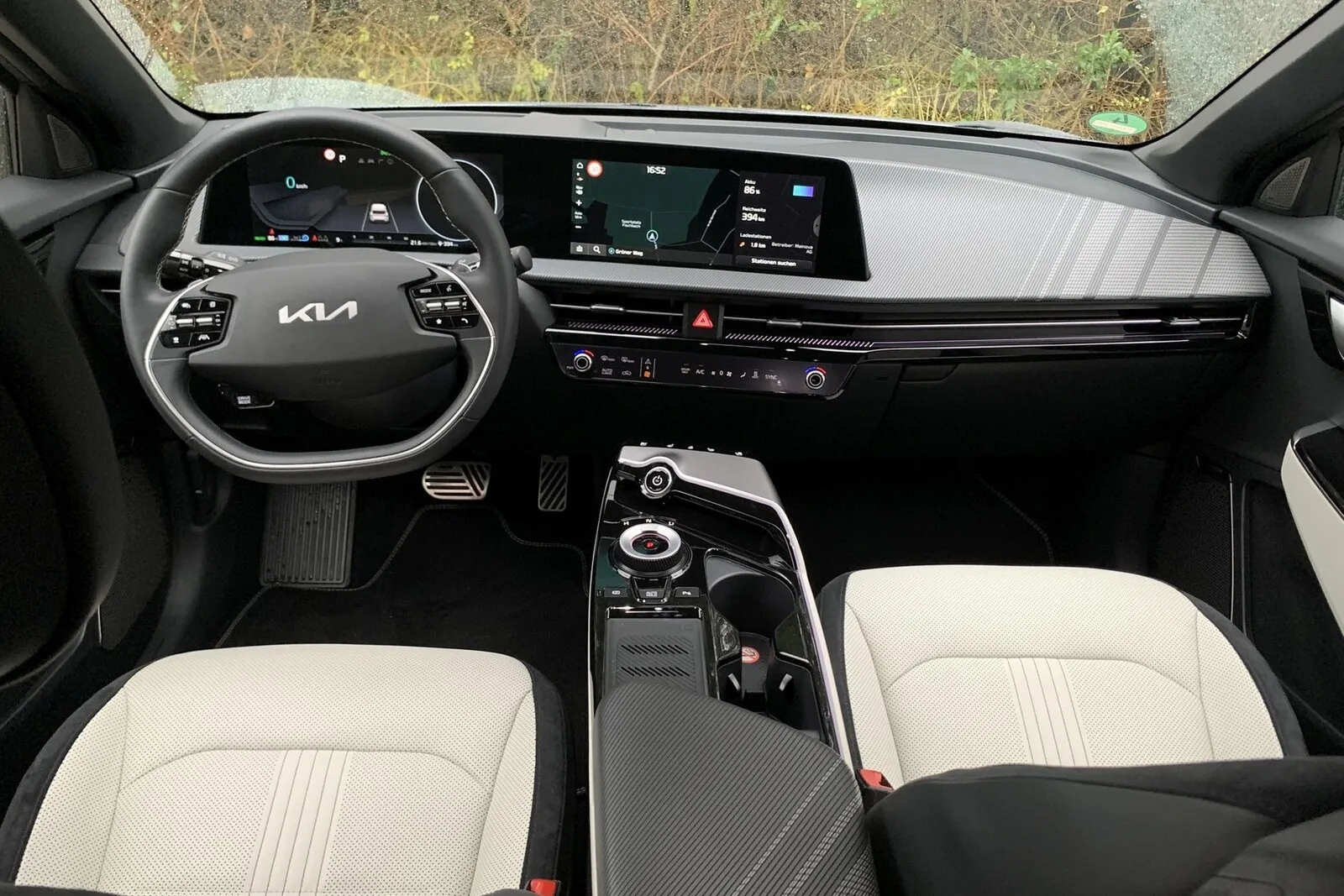 Kia EV6: Eines der auffälligsten Elemente im Innenraum ist ein gewölbtes Panoramadisplay, das den Touchscreen des Navigationssystems und als zweiten Bildschirm das volldigitale Kombiinstrument beinhaltet (beides serienmäßig).