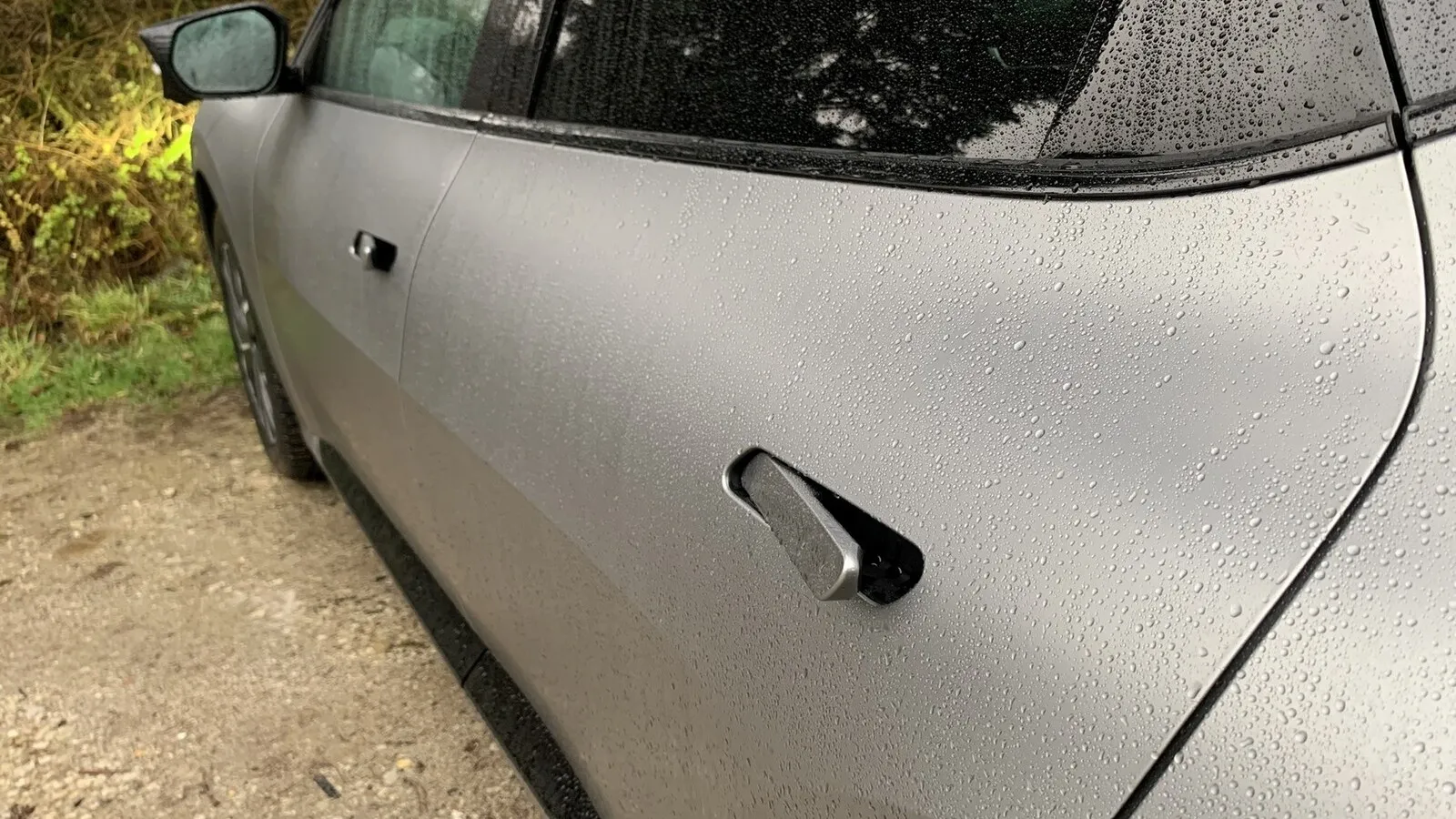 In den Innenraum des coupéhaften Crossover Kia EV 6 gelangen die Passagiere über vier Türen, die sich mit flächenbündigen und gegen Aufpreis (ab P1 - Air-Paket: 2.269 Euro; alle im Text genannten Preise netto zzgl. USt.) automatisch ausfahrbaren Griffen öffnen lassen.