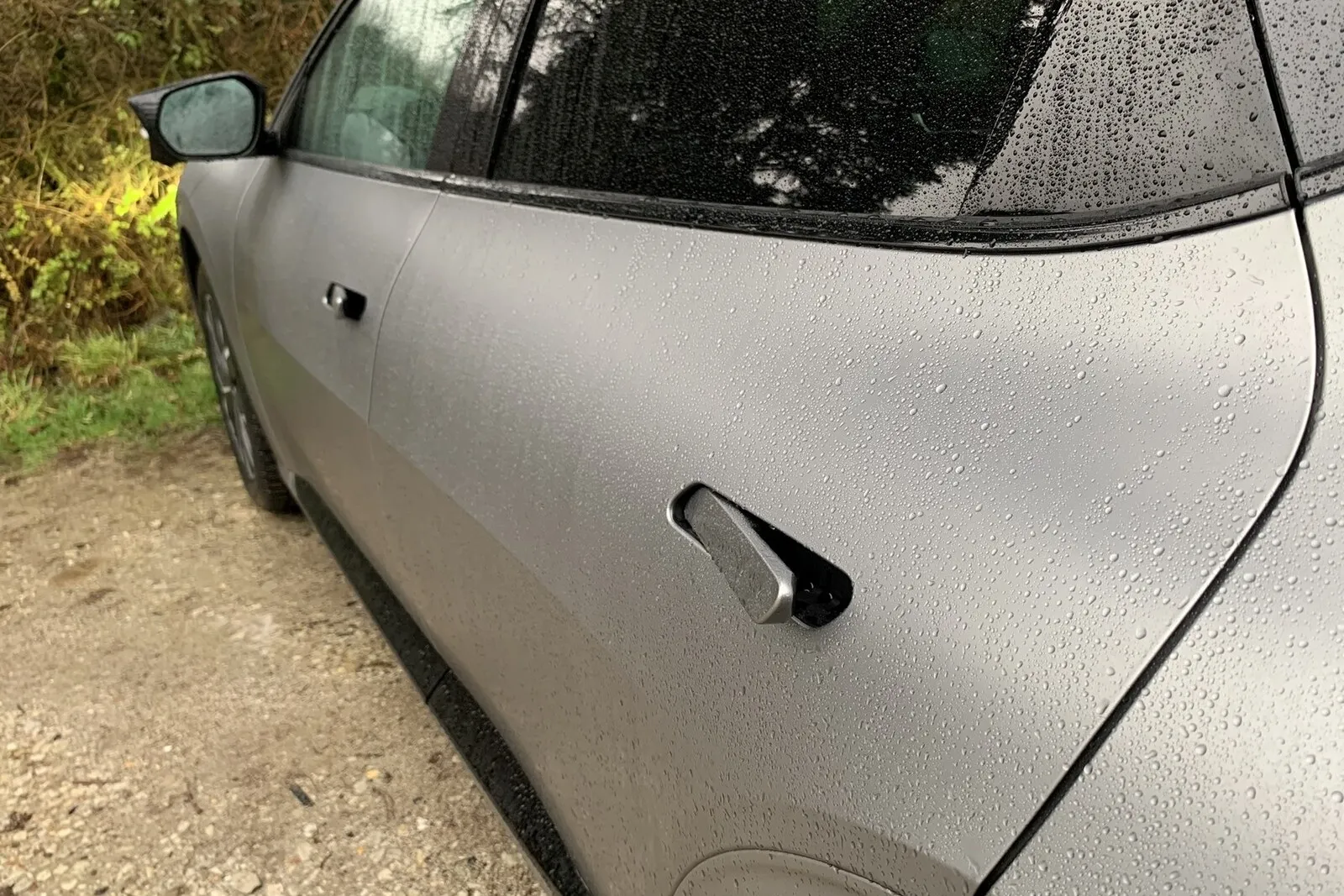 In den Innenraum des coupéhaften Crossover Kia EV 6 gelangen die Passagiere über vier Türen, die sich mit flächenbündigen und gegen Aufpreis (ab P1 - Air-Paket: 2.269 Euro; alle im Text genannten Preise netto zzgl. USt.) automatisch ausfahrbaren Griffen öffnen lassen.