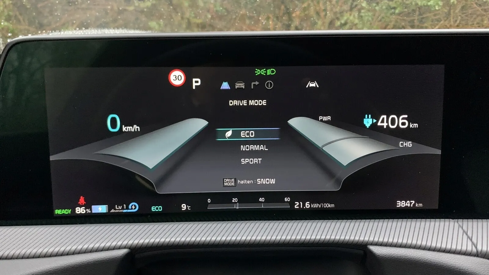 Kia EV6: Alle Bedienelemente sind ergonomisch angebracht und lassen sich gut steuern. Die Funktionen, die mit den Tasten, Drehstellern und virtuellen Tasten aufgerufen werden können, sind eindeutig.