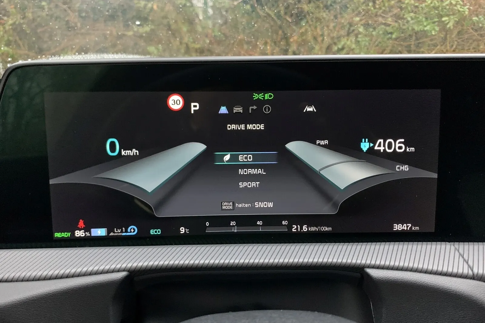 Kia EV6: Alle Bedienelemente sind ergonomisch angebracht und lassen sich gut steuern. Die Funktionen, die mit den Tasten, Drehstellern und virtuellen Tasten aufgerufen werden können, sind eindeutig.
