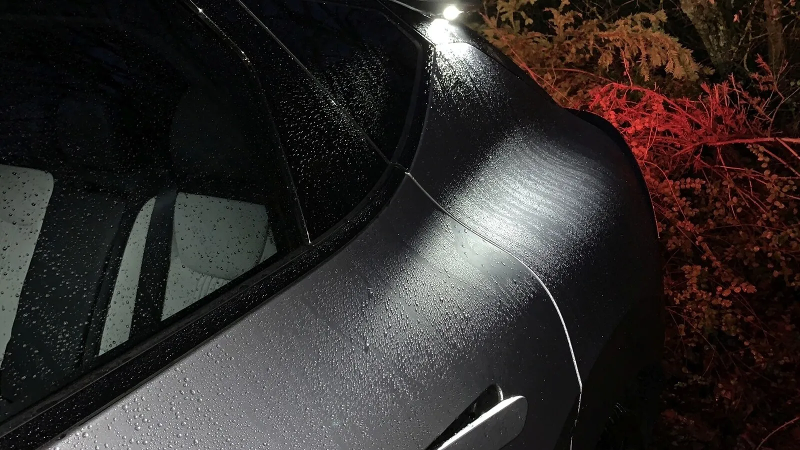 Kia EV6: Am auffälligsten ist das Heck mit seinem flügelartigen Dachspoiler, an dessen beiden Autoseiten bei Dunkelheit eine Lichtquelle die Seiten illuminiert und die einzigartige Rücklichteinheit. Selten.