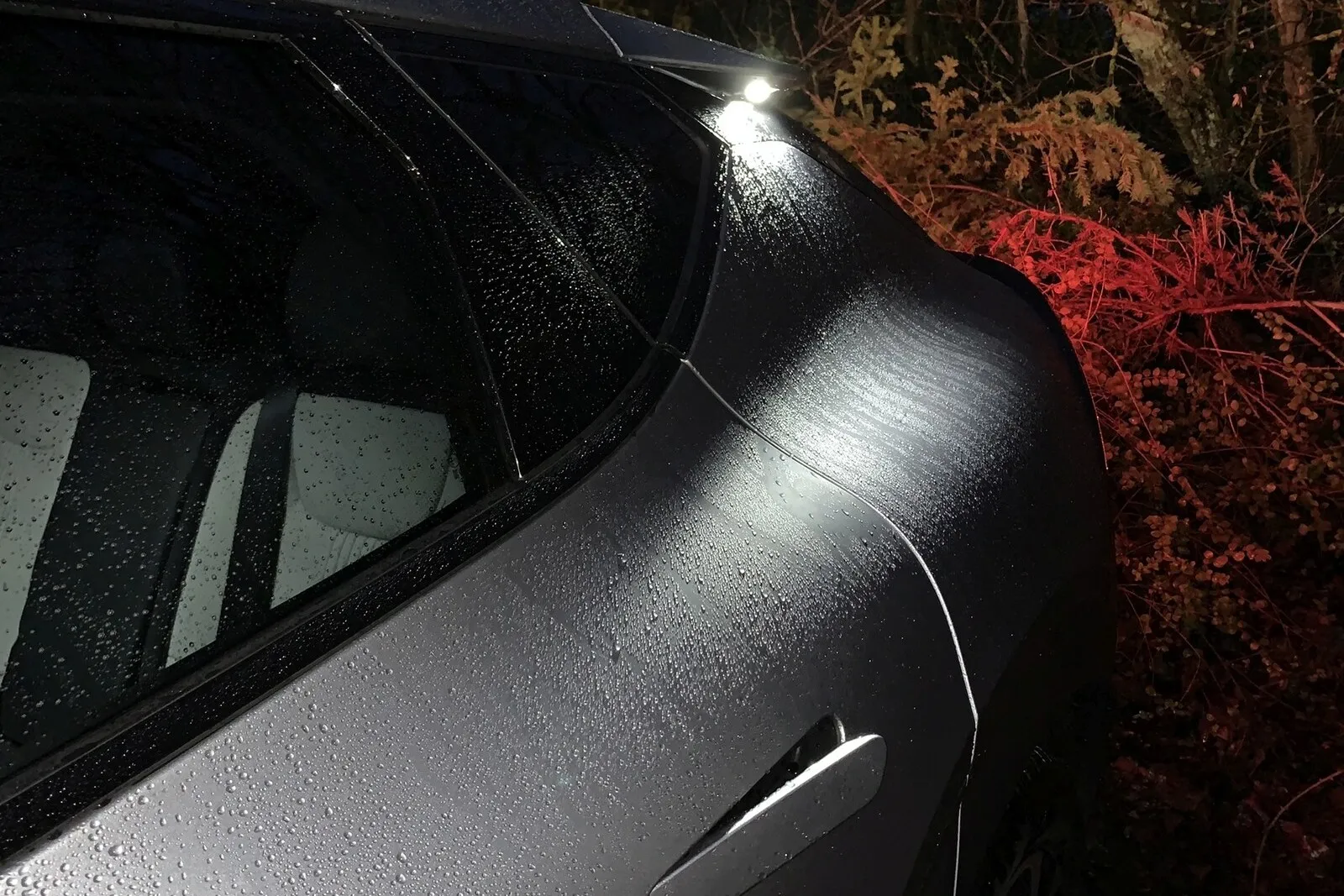 Kia EV6: Am auffälligsten ist das Heck mit seinem flügelartigen Dachspoiler, an dessen beiden Autoseiten bei Dunkelheit eine Lichtquelle die Seiten illuminiert und die einzigartige Rücklichteinheit. Selten.