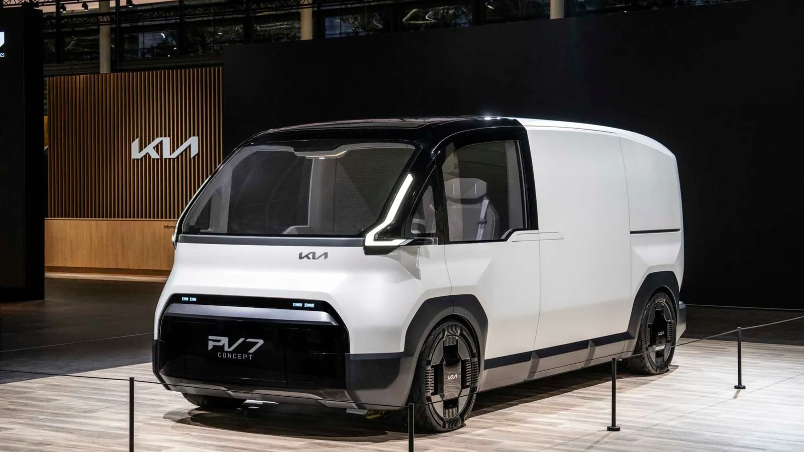 Der größere PV7 ist für 2026/2027 geplant. Denn die PBVs sind ein wichtiger Teil in Kias Strategiepapier „Plan S“, das auch den Ausbau der Elektrofahrzeugpalette beinhaltet. Demnach stützt sich das Konzept auf die vier Säulen Drive, Charge, Connect und Work.