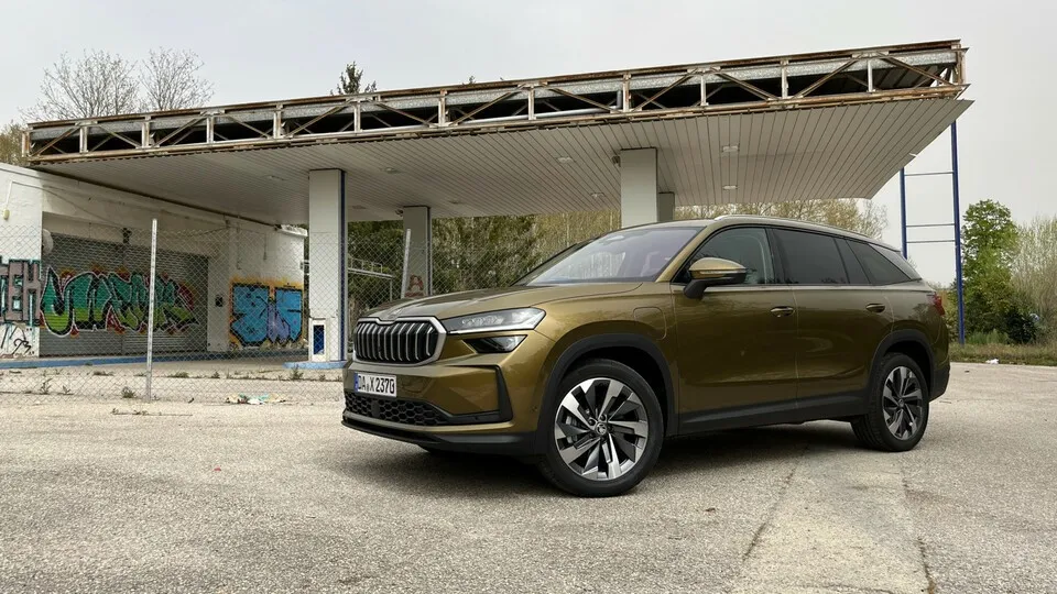 Tankstelle adé? Mit dem Skoda Kodiaq Plug-in-Hybrid sind mehr als 100 Kilometer elektrische Reichweite drin. Das reicht für die meisten alltäglichen Fahrten vieler Profile aus. Das macht das PHEV relevanter, nicht nur der 0,5-Prozent-Steuervorteil.