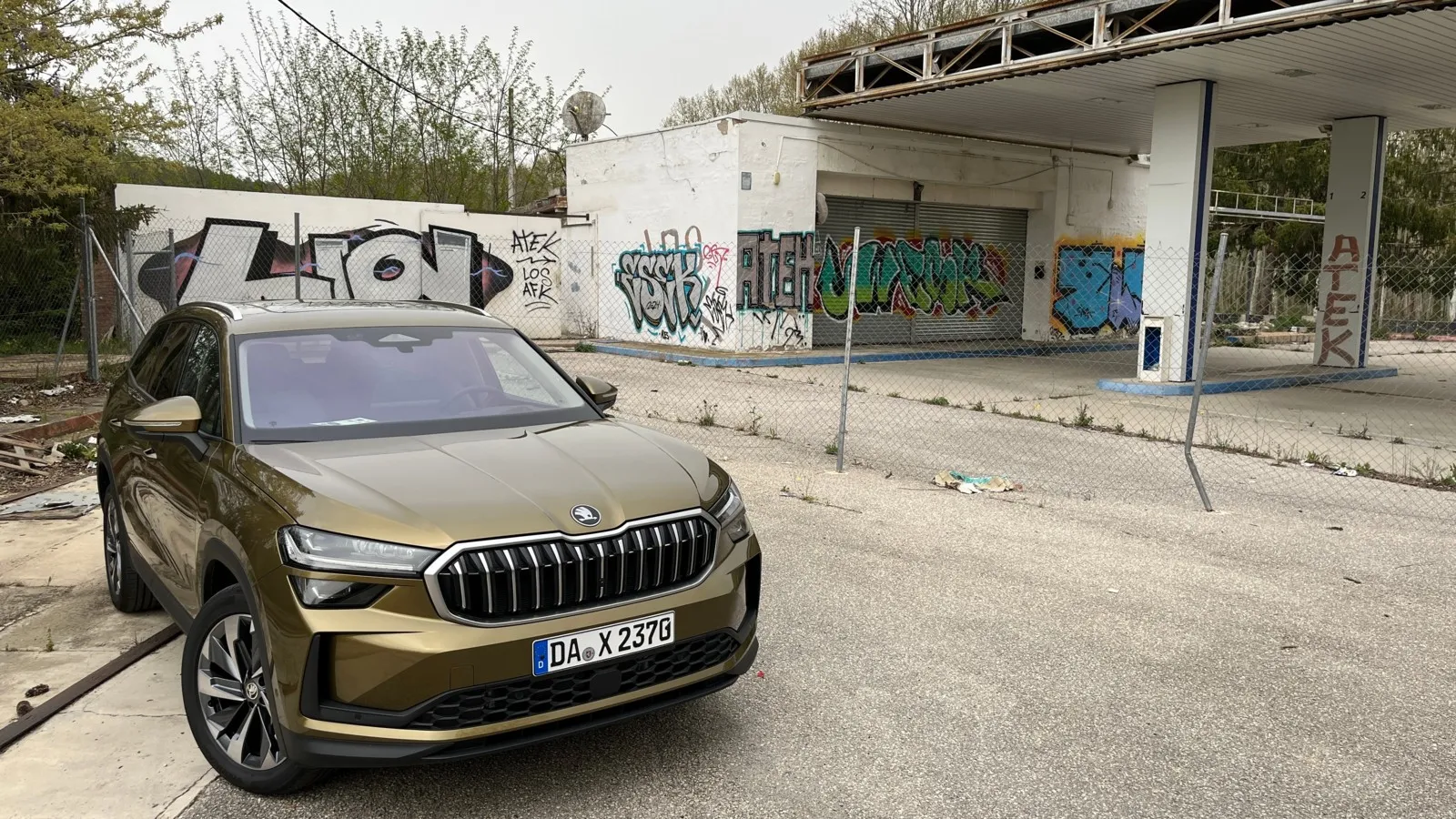 Der Plug-in-Hybrid hat eine 25,7 kWh fassende Batterie, die eine elektrische Reichweite von mehr als 100 Kilometern ermöglicht.
