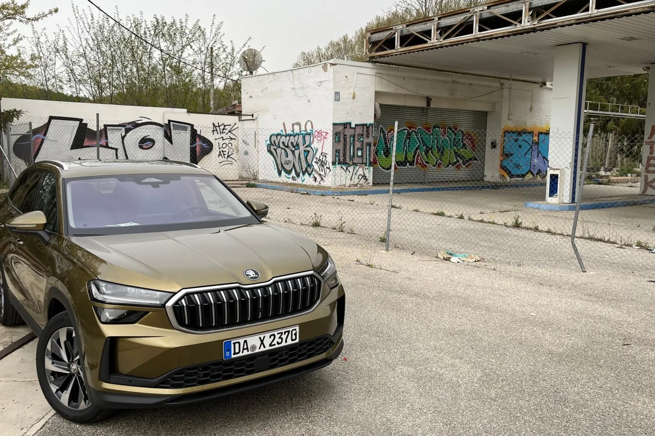 Der Plug-in-Hybrid hat eine 25,7 kWh fassende Batterie, die eine elektrische Reichweite von mehr als 100 Kilometern ermöglicht.