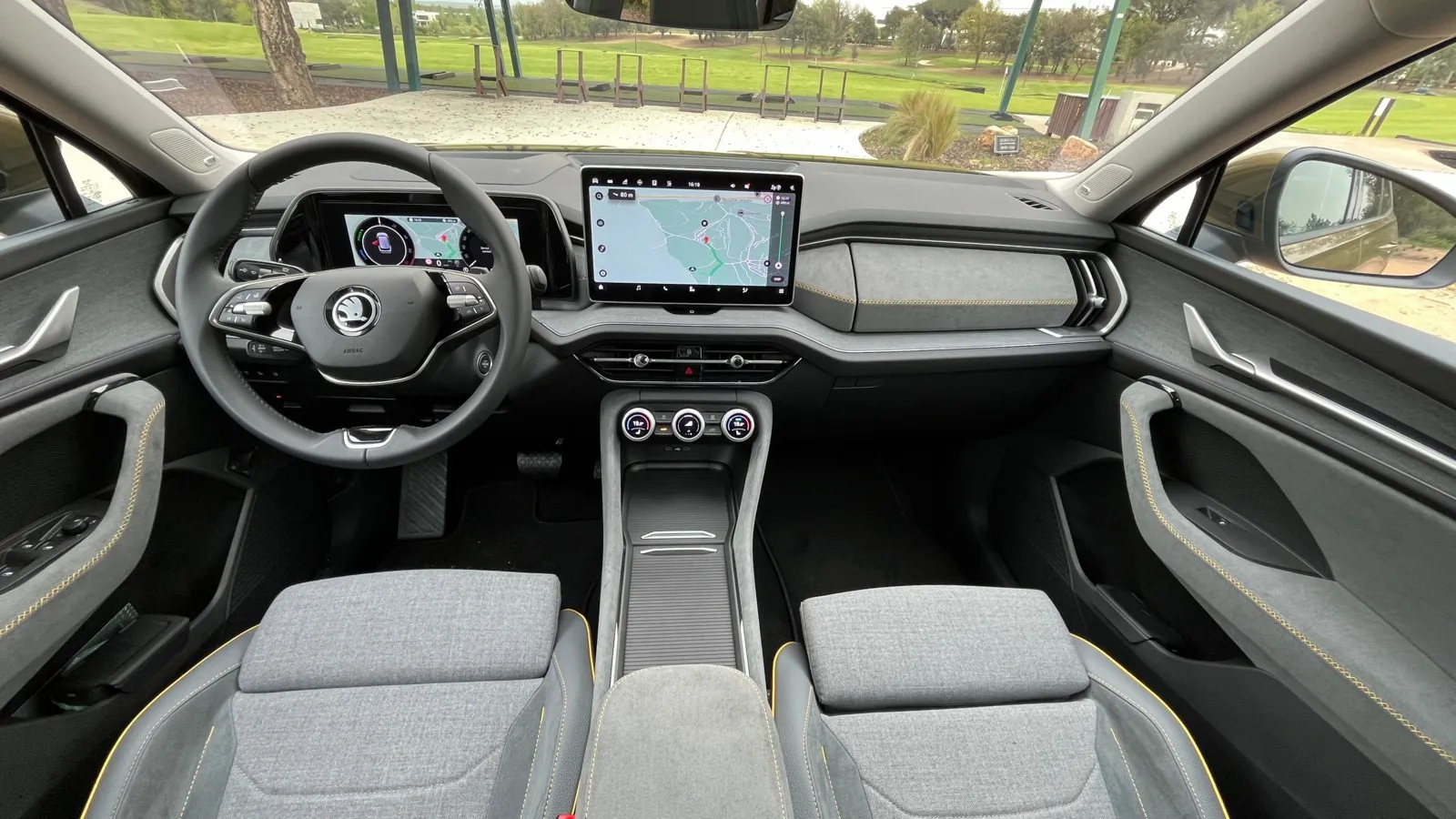 Im Innenraum ist der Kodiaq aufgeräumt und übersichtlich gestaltet. Die Mittelkonsole beherbergt den (optionalen) 13-Zoll-Touchscreen und die Smart Dials. Der Gangwählhebel ist hinter das Lenkrad gewandert.