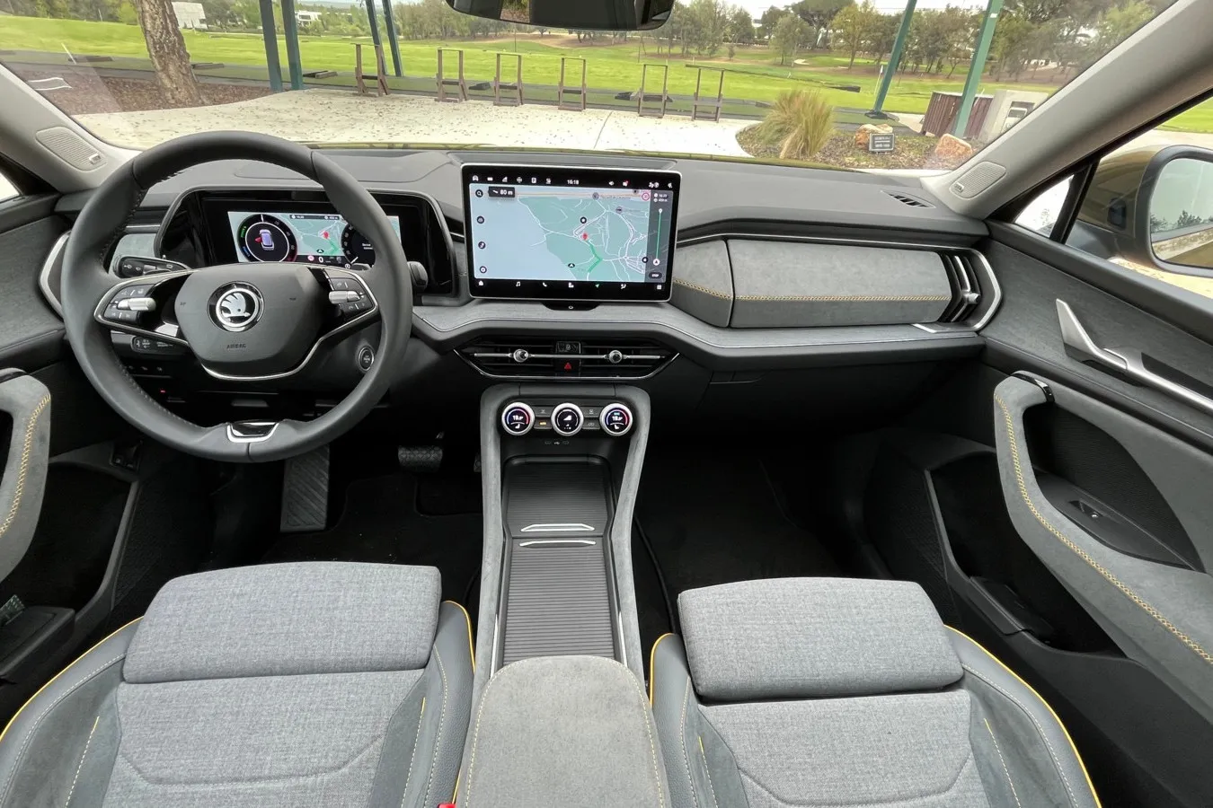 Im Innenraum ist der Kodiaq aufgeräumt und übersichtlich gestaltet. Die Mittelkonsole beherbergt den (optionalen) 13-Zoll-Touchscreen und die Smart Dials. Der Gangwählhebel ist hinter das Lenkrad gewandert.