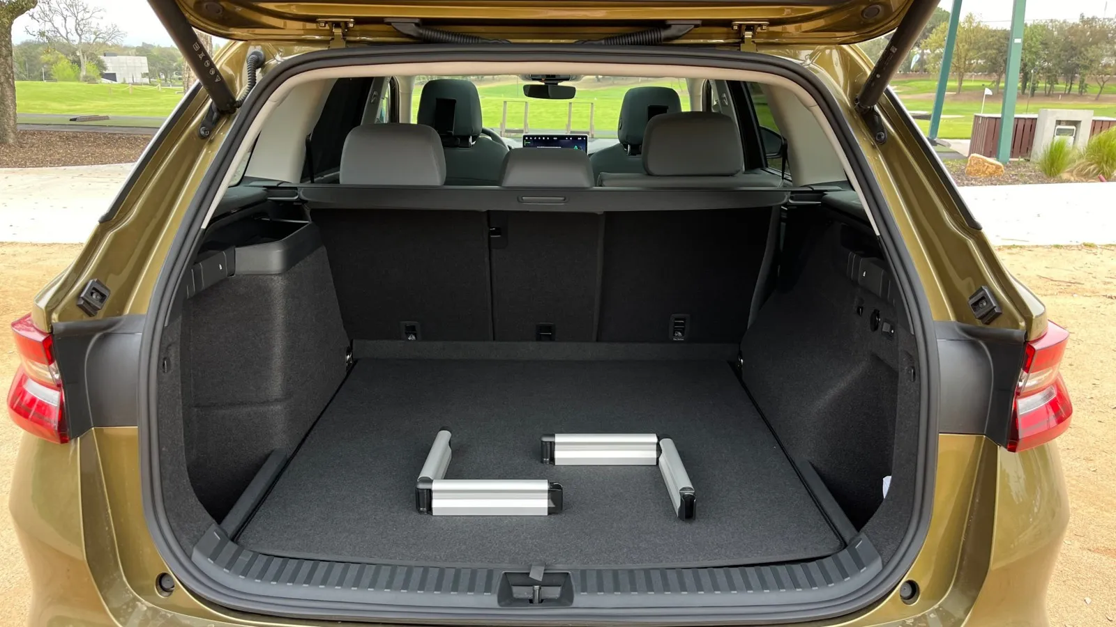 Kleiner als im Nur-Verbrenner, aber dennoch geräumig ist der Kofferraum im Plug-in-Hybrid, hier mit den Simply-Clever-Cargo-Elementen zum Sichern von Ladung.