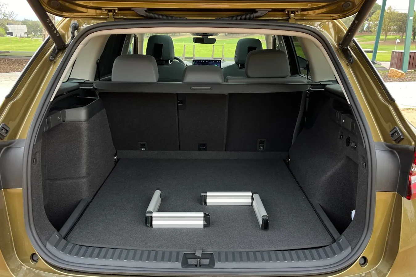 Kleiner als im Nur-Verbrenner, aber dennoch geräumig ist der Kofferraum im Plug-in-Hybrid, hier mit den Simply-Clever-Cargo-Elementen zum Sichern von Ladung.