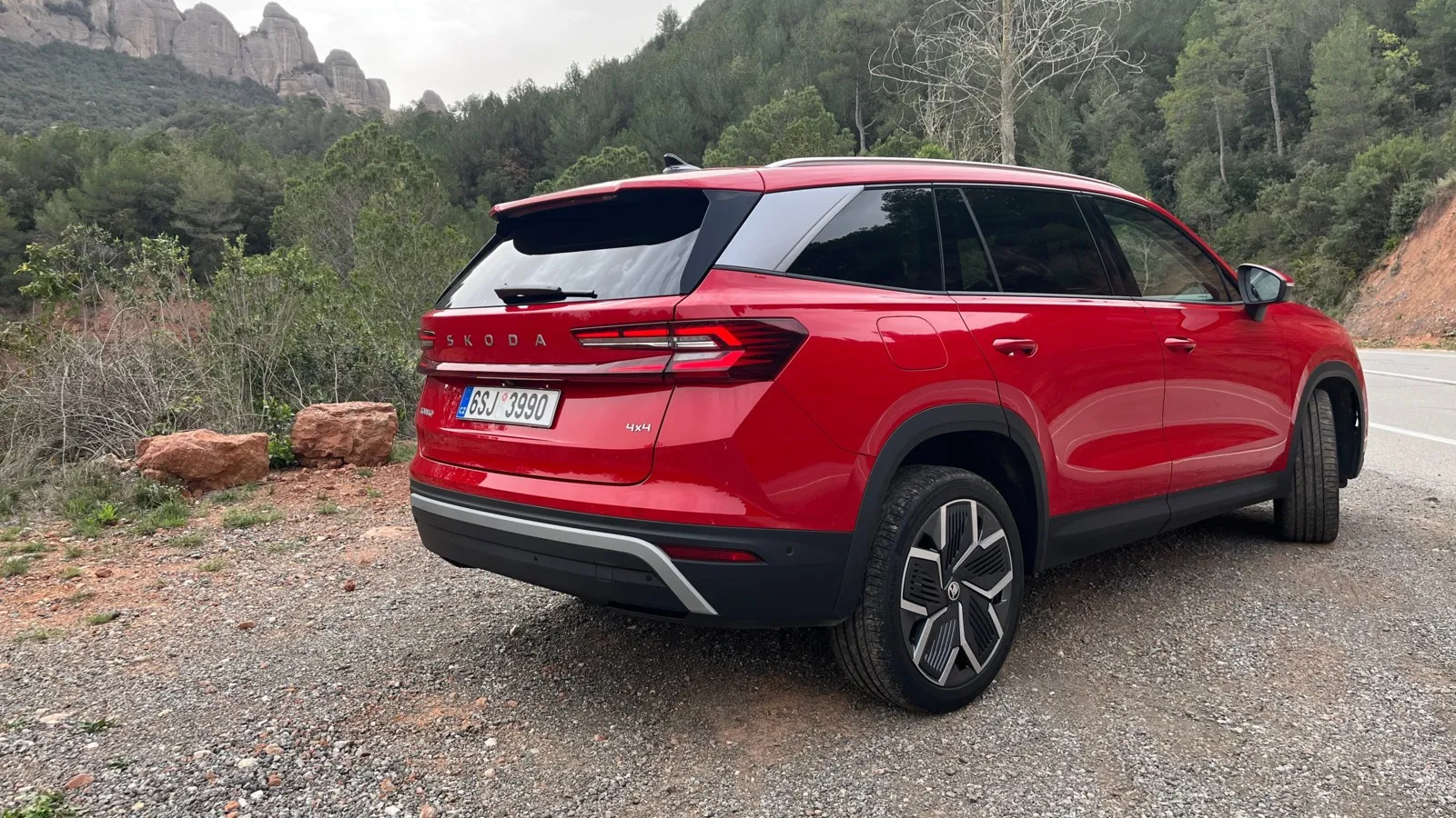 Die klaren Linien am Skoda wirken sportlich-agil, das Heck mit den serienmäßigen LED-Leuchten spiegelt die moderne Skoda-Designsprache wieder.