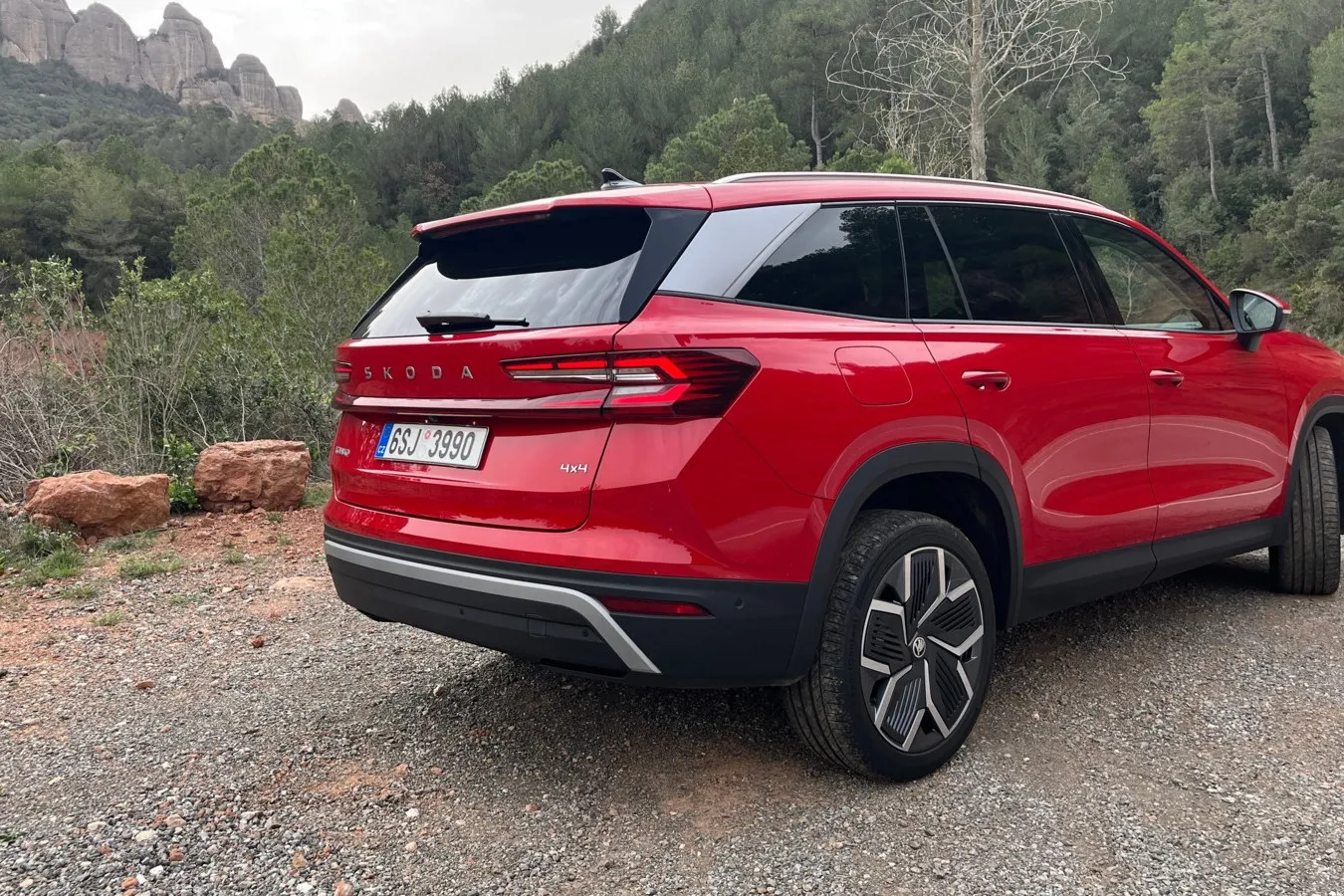 Die klaren Linien am Skoda wirken sportlich-agil, das Heck mit den serienmäßigen LED-Leuchten spiegelt die moderne Skoda-Designsprache wieder.
