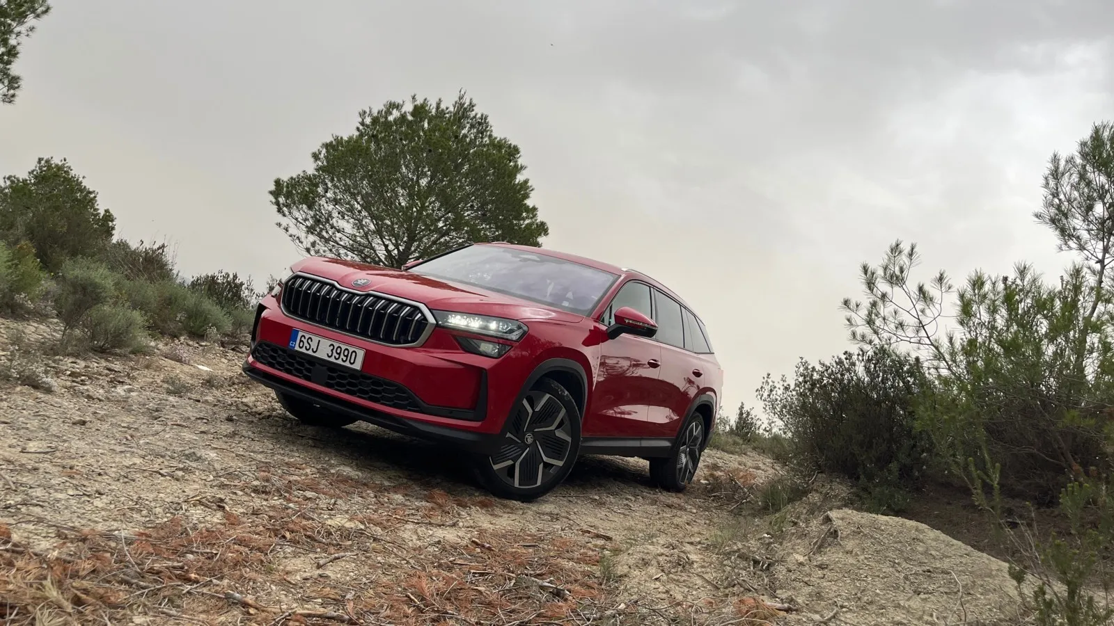 Der neue Skoda Kodiaq ist zwar ein Straßenfahrzeug. Die höhere Bodenfreiheit und mit den Allradantrieben samt Offroad-Fahrmodus lässt sich das SUV auch abseits des Asphalts bewegen. Der Bergabfahrassistent macht dabei einen guten Job.