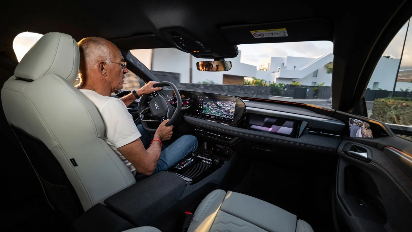 Im Cockpit: Curved Design mit 11,9 Zoll großem Virtual Cockpit sowie dem 14,5 Zoll großen MMI Touchdisplay.