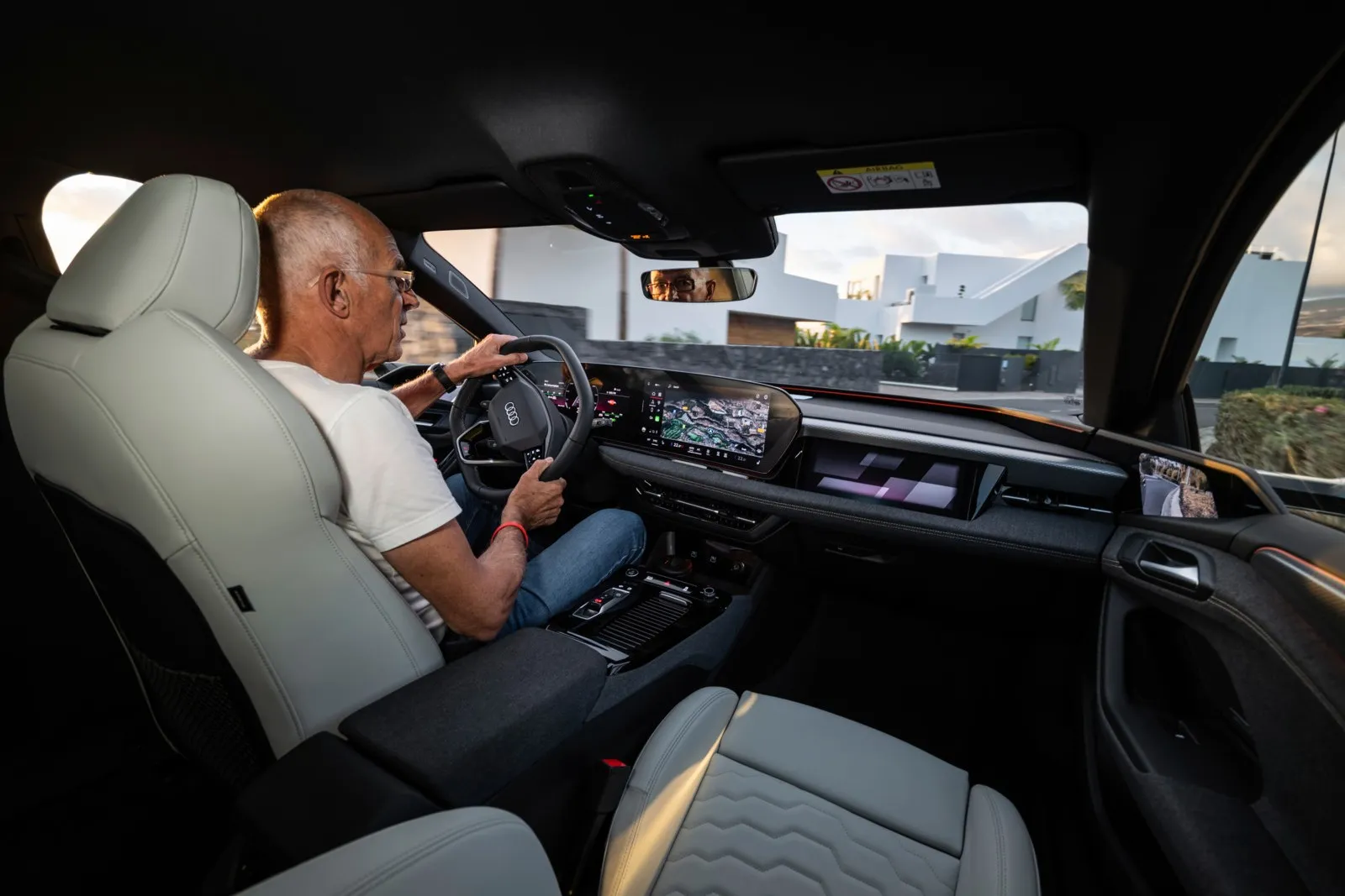 Im Cockpit: Curved Design mit 11,9 Zoll großem Virtual Cockpit sowie dem 14,5 Zoll großen MMI Touchdisplay.