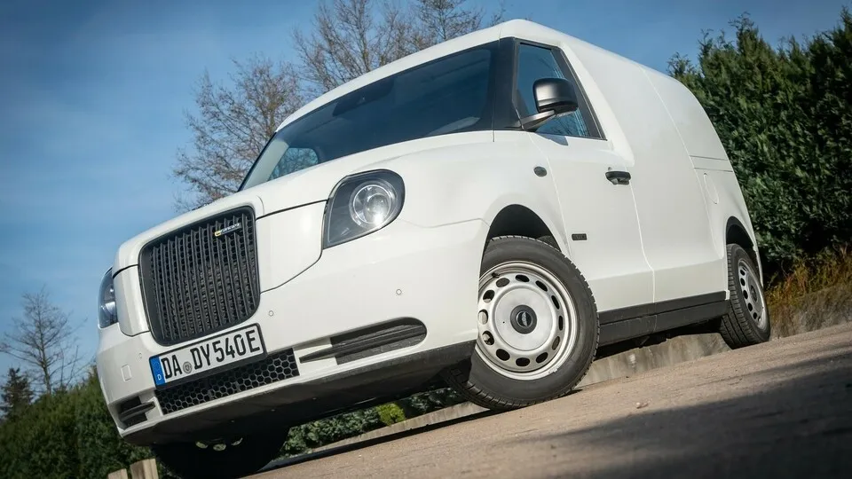 Gestatten, London Taxi: Mit der weltberühmten Optik eines „Black Cab“ erobert die Geely-Marke LEVC den urbanen Lieferverkehr.