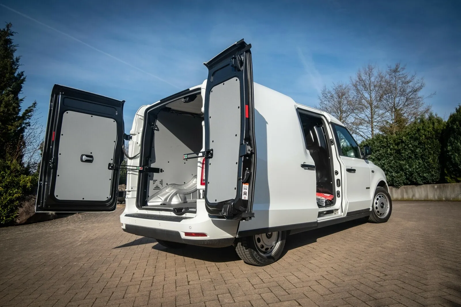 Mitgedacht: Der LEVC VN5 steht europäischen Transportern beim Nutzwert in nichts nach, nur eine Durchlade fehlt noch.