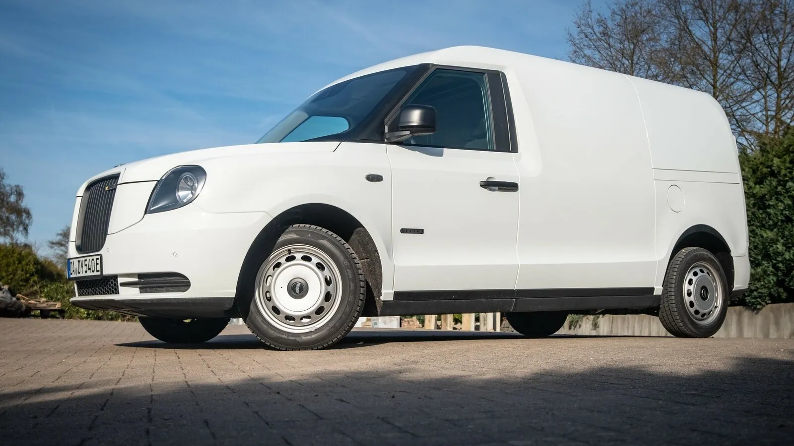 Zu weiß für den Effekt: Wer mit dem London-Taxi-Look richtig auffallen will, bestellt den VN5 in Schwarz und beklebt ihn im Corporate Design.
