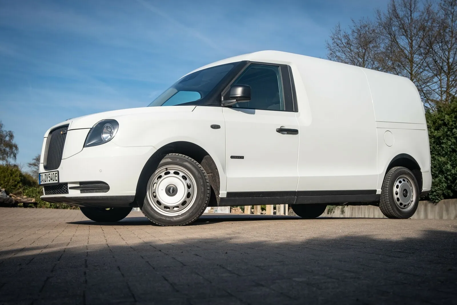 Zu weiß für den Effekt: Wer mit dem London-Taxi-Look richtig auffallen will, bestellt den VN5 in Schwarz und beklebt ihn im Corporate Design.