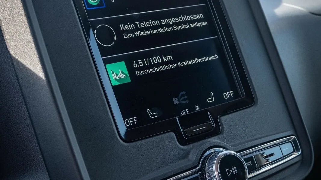 Einfach und schick: Das Infotainmentsystem lässt sich einfach handhaben und es sieht gut aus. Die Haptik allerdings lässt zu wünschen übrig.