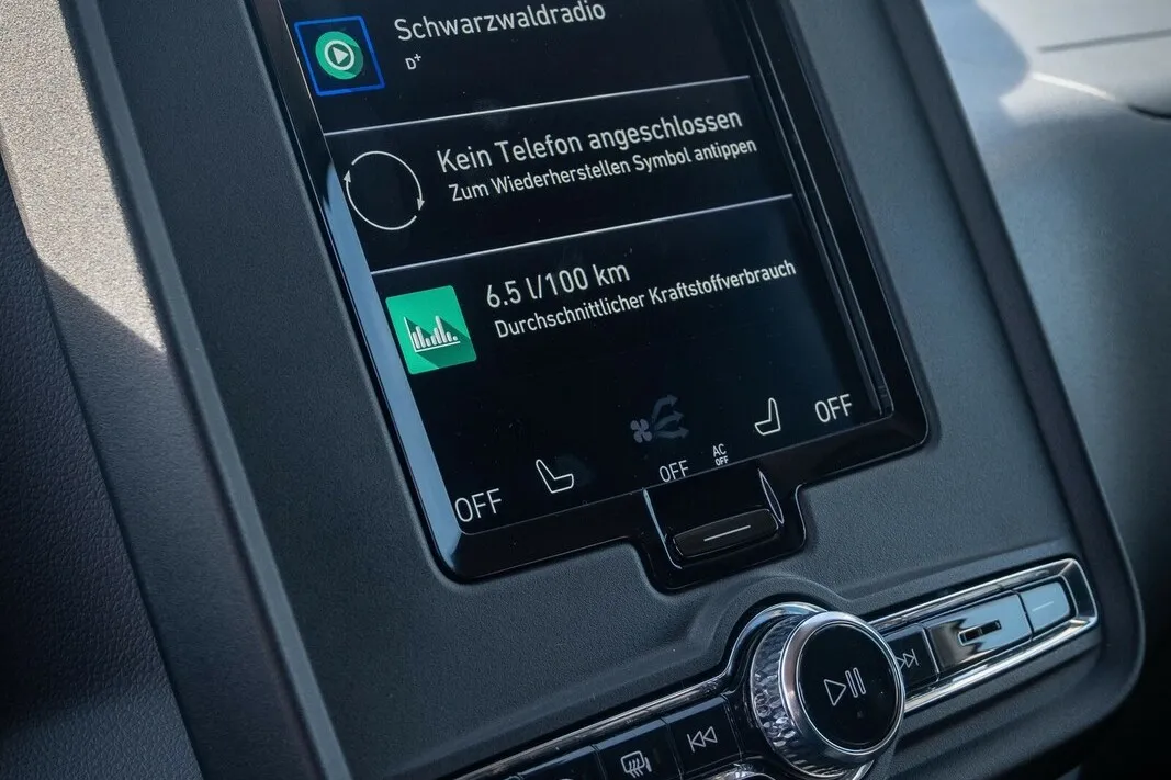 Einfach und schick: Das Infotainmentsystem lässt sich einfach handhaben und es sieht gut aus. Die Haptik allerdings lässt zu wünschen übrig.