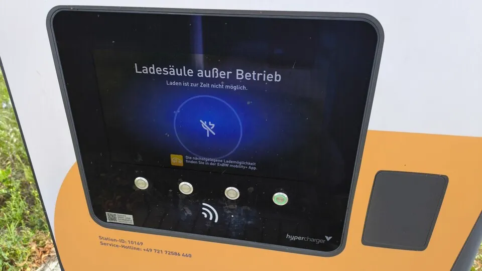 Auf Schnellladesäulen kann man in Deutschland häufiger den Hinweis lesen, dass die Säule außer Betrieb ist.